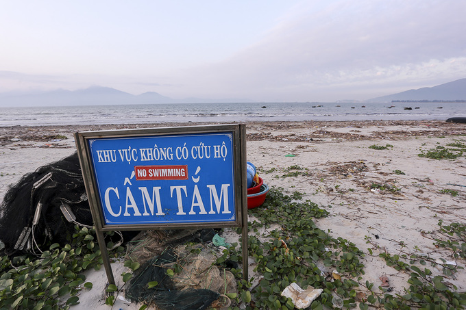 Gần trăm tấn rác tấp vào bãi biển Đà Nẵng